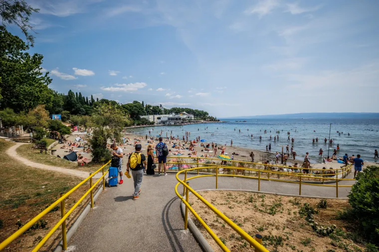 Kupanje, sunčanje i picigin: Sunce i visoke temperature izmamile turiste i domaće na Bačvice