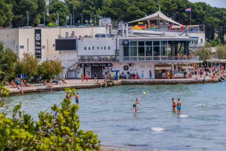 Kupanje, sunčanje i picigin: Sunce i visoke temperature izmamile turiste i domaće na Bačvice