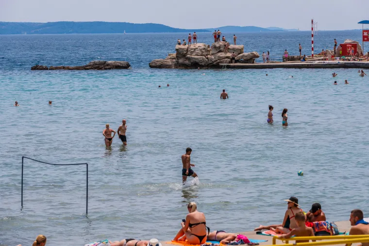 Kupanje, sunčanje i picigin: Sunce i visoke temperature izmamile turiste i domaće na Bačvice