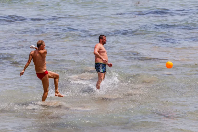 Kupanje, sunčanje i picigin: Sunce i visoke temperature izmamile turiste i domaće na Bačvice