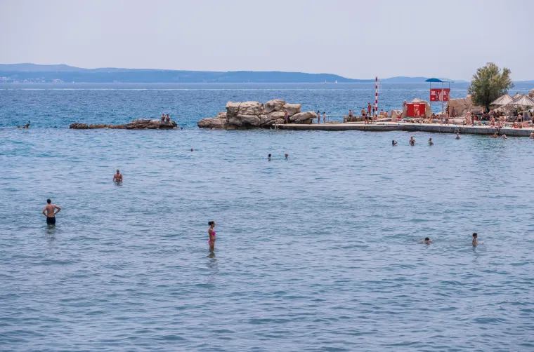 Kupanje, sunčanje i picigin: Sunce i visoke temperature izmamile turiste i domaće na Bačvice