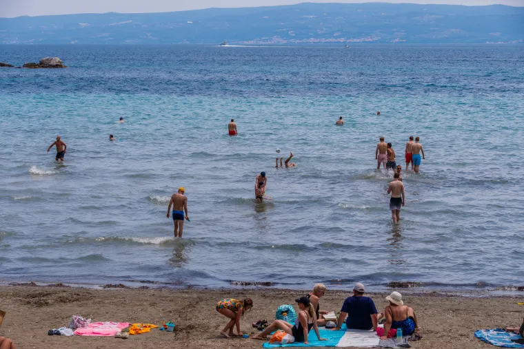 Kupanje, sunčanje i picigin: Sunce i visoke temperature izmamile turiste i domaće na Bačvice