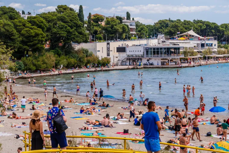 Kupanje, sunčanje i picigin: Sunce i visoke temperature izmamile turiste i domaće na Bačvice