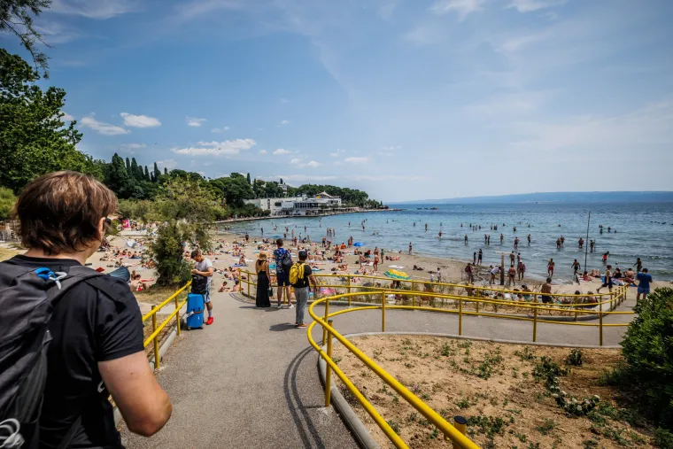 Kupanje, sunčanje i picigin: Sunce i visoke temperature izmamile turiste i domaće na Bačvice