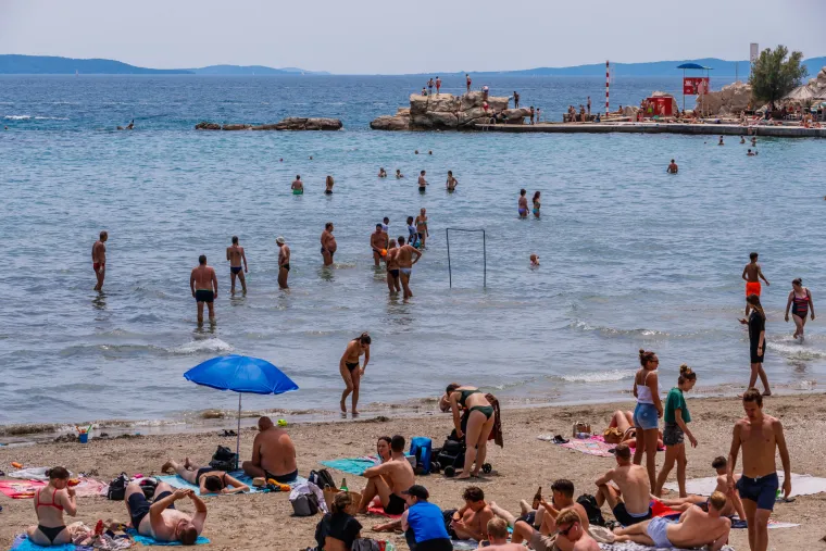 Kupanje, sunčanje i picigin: Sunce i visoke temperature izmamile turiste i domaće na Bačvice