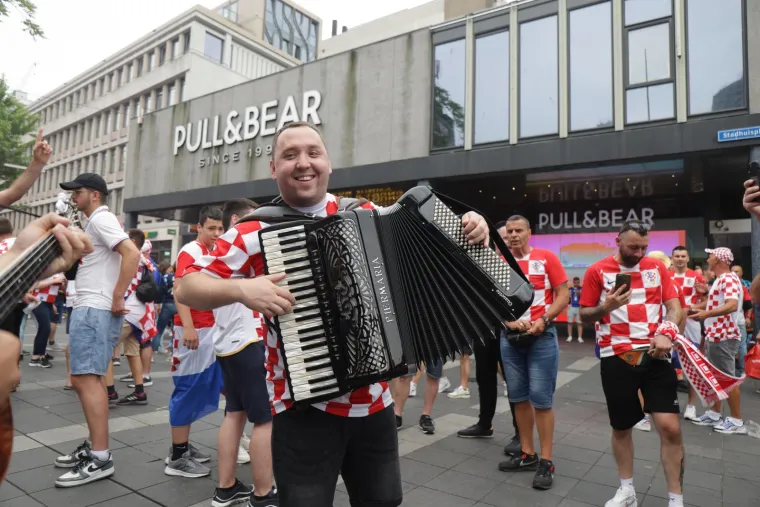 Navijači Vatrenih su zagospodarili Rotterdamom: Kakva bi to fe&scaron;ta bila bez harmonike