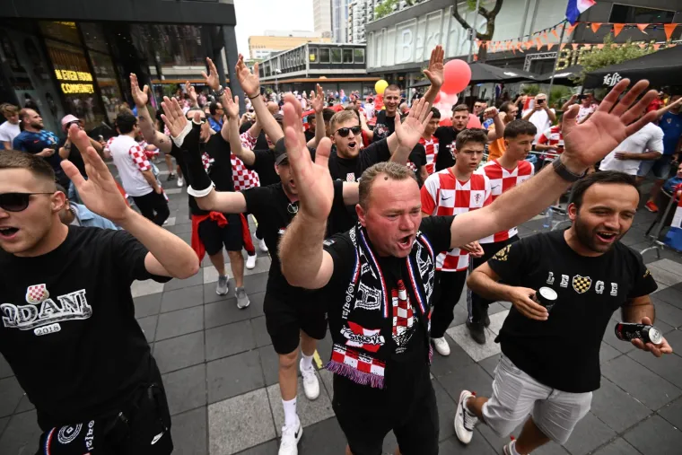 Navijači Vatrenih su zagospodarili Rotterdamom: Kakva bi to fe&scaron;ta bila bez harmonike