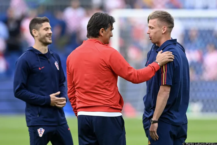 Sve je spremno za spektakl: Navijači su na tribinama, Olmo se pozdravio s Dalićem