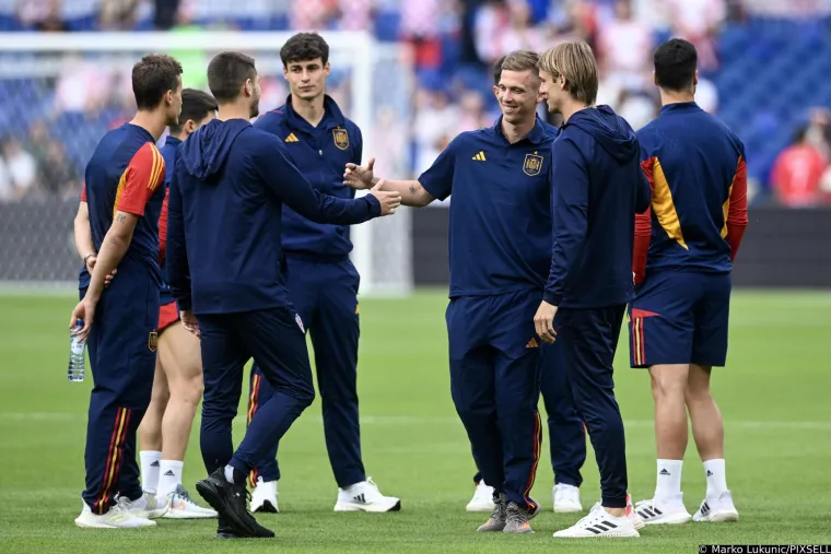 Sve je spremno za spektakl: Navijači su na tribinama, Olmo se pozdravio s Dalićem