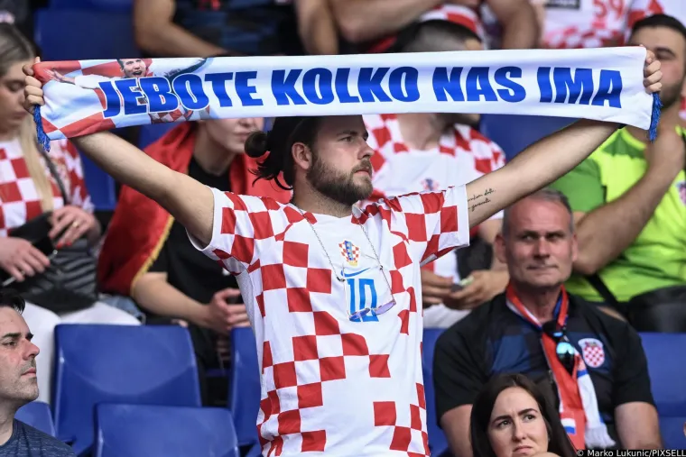 Sve je spremno za spektakl: Navijači su na tribinama, Olmo se pozdravio s Dalićem