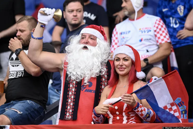 Sve je spremno za spektakl: Navijači su na tribinama, Olmo se pozdravio s Dalićem