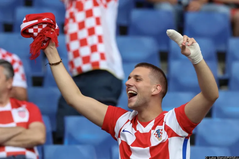 Sve je spremno za spektakl: Navijači su na tribinama, Olmo se pozdravio s Dalićem