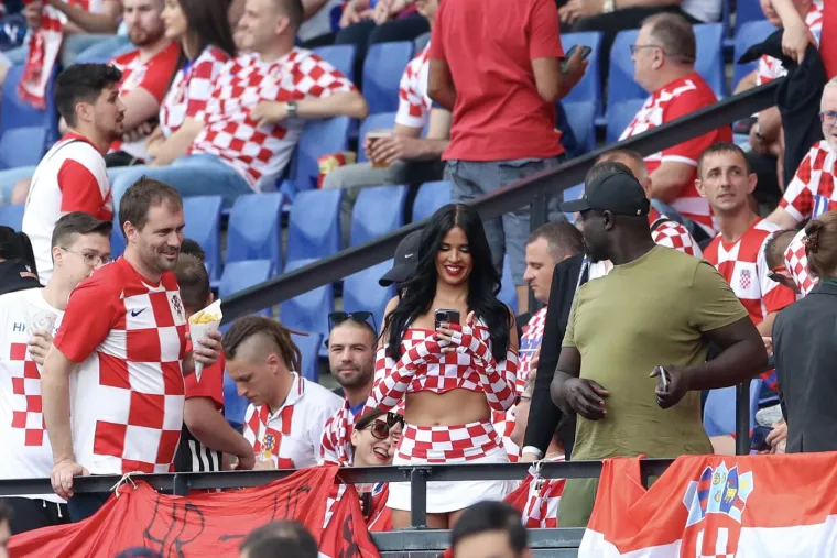 Ivana Knoll stigla je na De Kuip i plijenila pažnju: Fotoreporterima nije promakla ružna gesta navijača iza nje