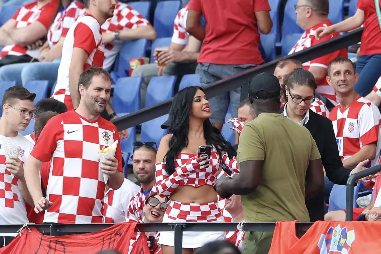 Ivana Knoll stigla je na De Kuip i plijenila pažnju: Fotoreporterima nije promakla ružna gesta navijača iza nje