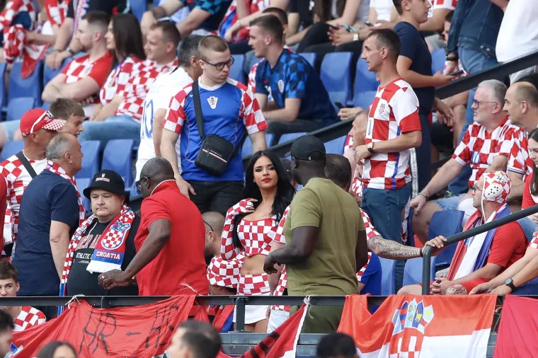 Ivana Knoll stigla je na De Kuip i plijenila pažnju: Fotoreporterima nije promakla ružna gesta navijača iza nje