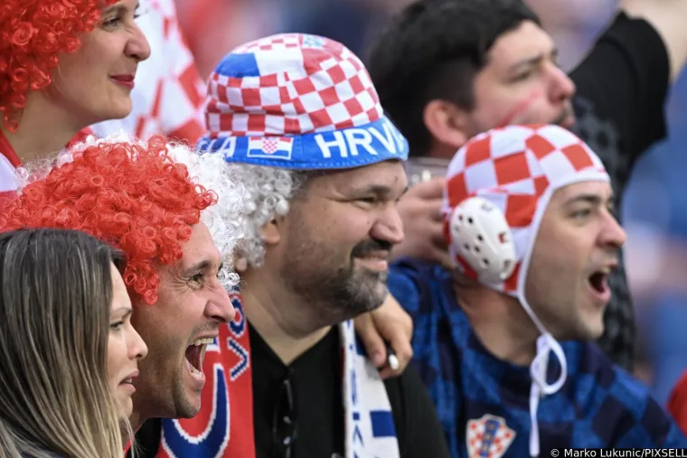 Ivana Knoll stigla je na De Kuip i plijenila pažnju: Fotoreporterima nije promakla ružna gesta navijača iza nje