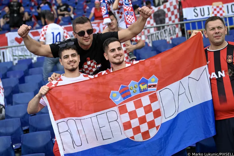 Ivana Knoll stigla je na De Kuip i plijenila pažnju: Fotoreporterima nije promakla ružna gesta navijača iza nje