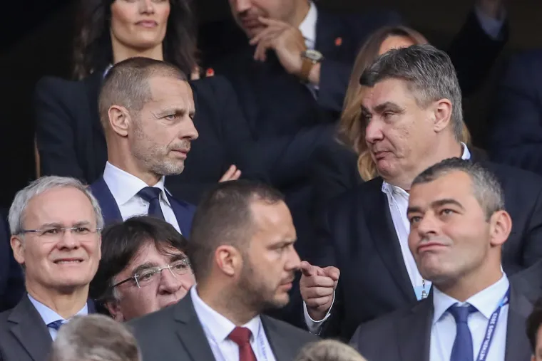 Kamere uhvatile Milanovića na tribinama, prilična je gužva u svečanoj loži, a svi se pitaju &scaron;to je to govorio?