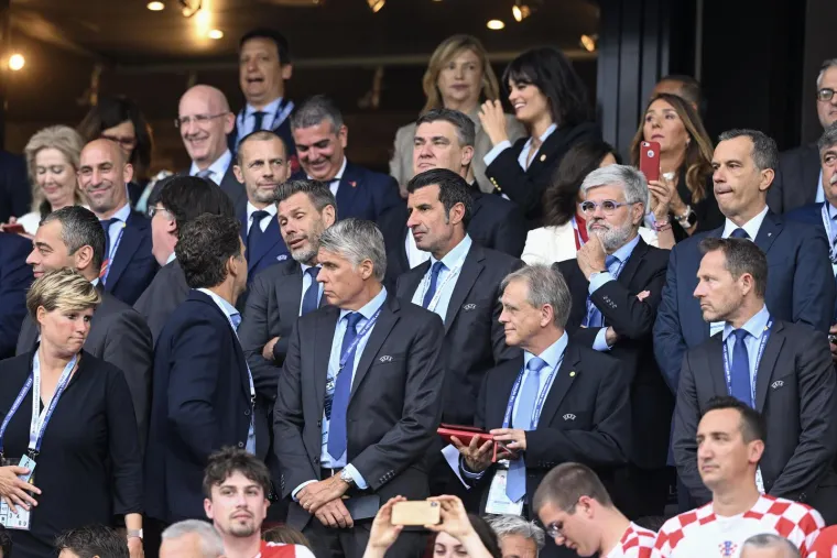 Kamere uhvatile Milanovića na tribinama, prilična je gužva u svečanoj loži, a svi se pitaju &scaron;to je to govorio?