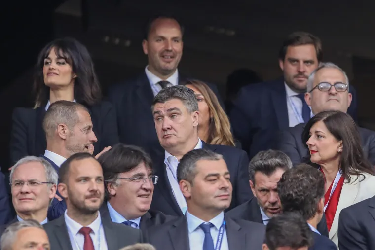 Kamere uhvatile Milanovića na tribinama, prilična je gužva u svečanoj loži, a svi se pitaju &scaron;to je to govorio?