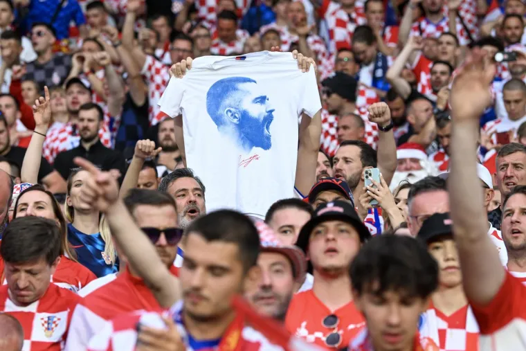 Ovo niste mogli vidjeti na TV-u: Hrvatski navijači prošvercali 'Marka Livaju' na tribinu