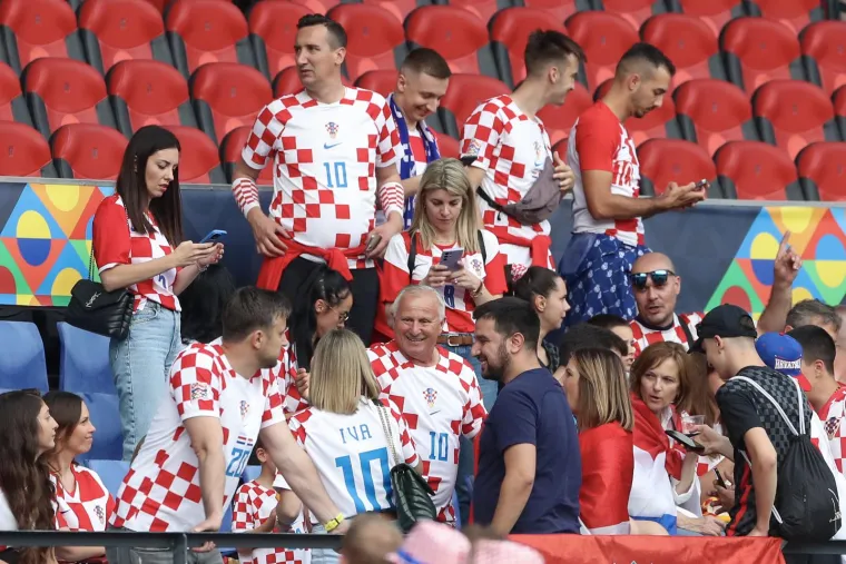 Ovo niste mogli vidjeti na TV-u: Hrvatski navijači prošvercali 'Marka Livaju' na tribinu