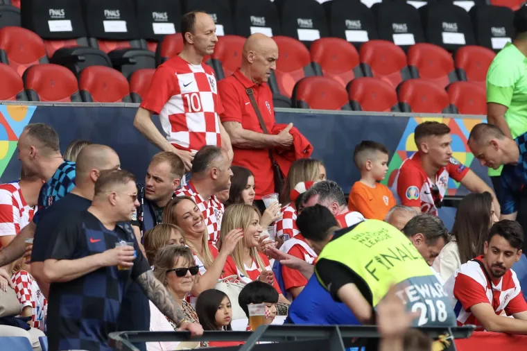 Ovo niste mogli vidjeti na TV-u: Hrvatski navijači prošvercali 'Marka Livaju' na tribinu