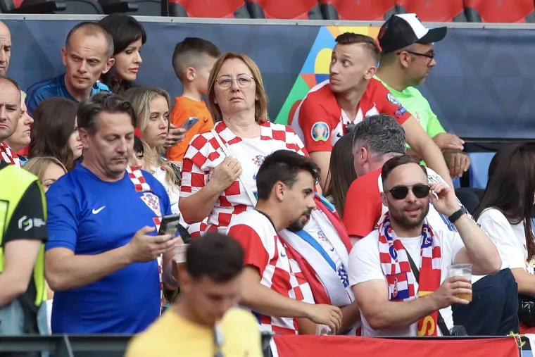 Ovo niste mogli vidjeti na TV-u: Hrvatski navijači prošvercali 'Marka Livaju' na tribinu