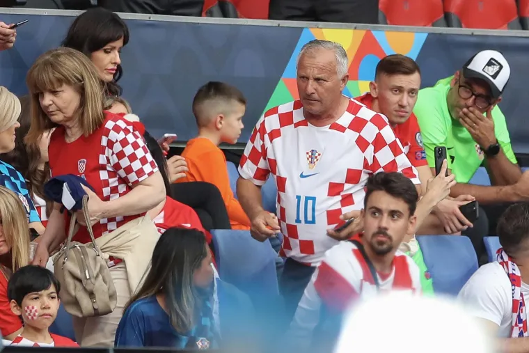 Ovo niste mogli vidjeti na TV-u: Hrvatski navijači prošvercali 'Marka Livaju' na tribinu