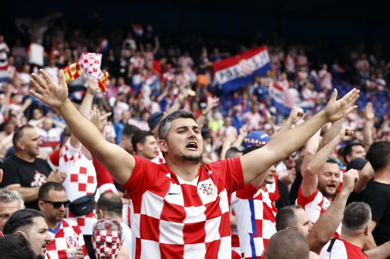 Ovo niste mogli vidjeti na TV-u: Hrvatski navijači prošvercali 'Marka Livaju' na tribinu