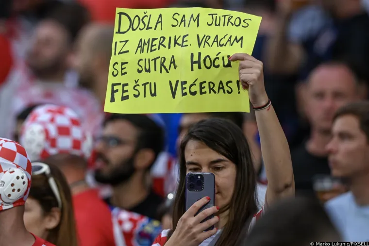 Ovo niste mogli vidjeti na TV-u: Hrvatski navijači prošvercali 'Marka Livaju' na tribinu