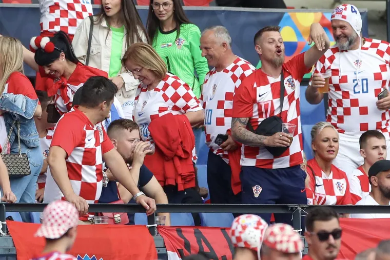 Ovo niste mogli vidjeti na TV-u: Hrvatski navijači prošvercali 'Marka Livaju' na tribinu