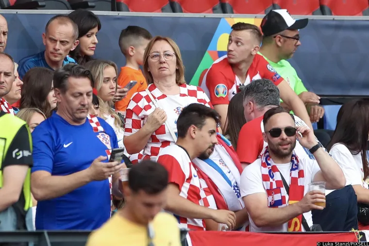 Ovo niste mogli vidjeti na TV-u: Hrvatski navijači prošvercali 'Marka Livaju' na tribinu