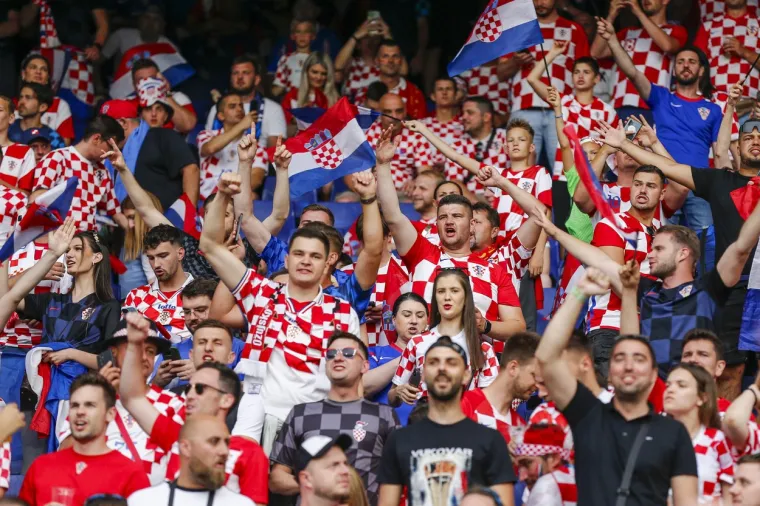 Ovo niste mogli vidjeti na TV-u: Hrvatski navijači pro&scaron;vercali 'Marka Livaju' na tribinu
