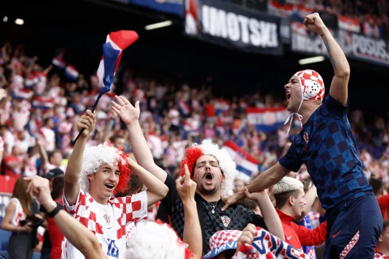 Ovo niste mogli vidjeti na TV-u: Hrvatski navijači pro&scaron;vercali 'Marka Livaju' na tribinu