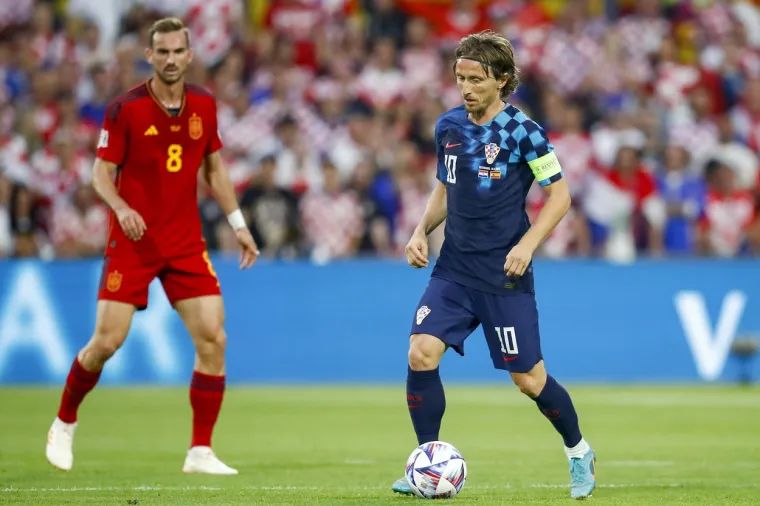 Ovo niste mogli vidjeti na TV-u: Hrvatski navijači pro&scaron;vercali 'Marka Livaju' na tribinu