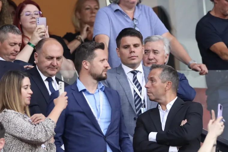 Vatrene s tribina bodre Milanović, Brnjac i Boban. U svečanu ložu stigao i Antonio Plazibat