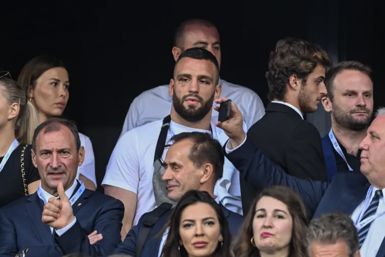 Vatrene s tribina bodre Milanović, Brnjac i Boban. U svečanu ložu stigao i Antonio Plazibat