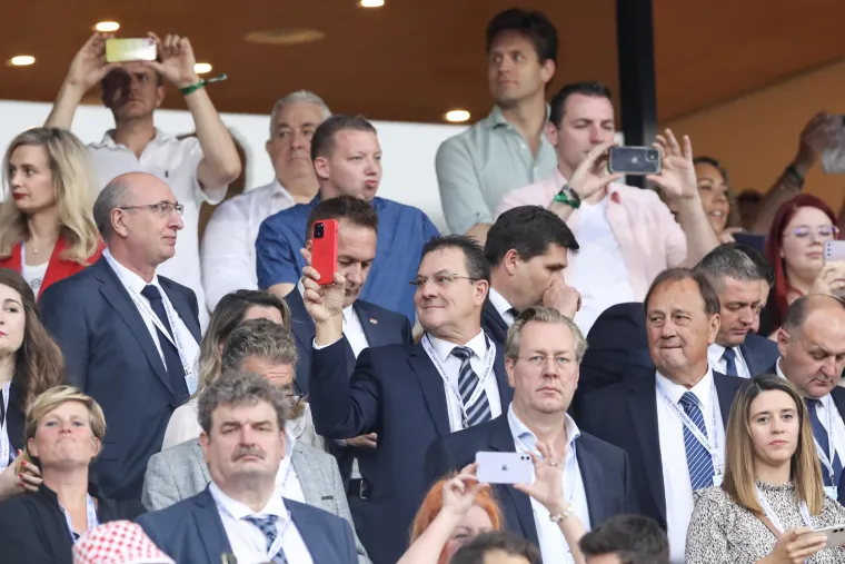 Vatrene s tribina bodre Milanović, Brnjac i Boban. U svečanu ložu stigao i Antonio Plazibat