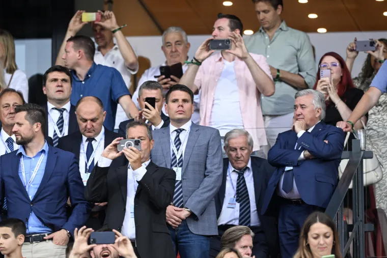 Vatrene s tribina bodre Milanović, Brnjac i Boban. U svečanu ložu stigao i Antonio Plazibat