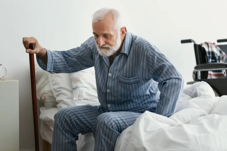 Parkinsonova bolest pogađa gotovo 60.000 osoba u 70-ima, pri čemu je 1,5 puta veća vjerojatnost da će je razviti muškarci nego žene u ovoj dobi. 