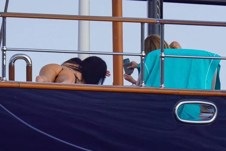 Zaručnica Jeffa Bezosa priredila pravi show za paparazze na jahti vrijednoj pola milijarde dolara