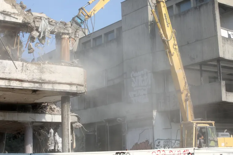 Stara, oronula i derutna. Ruši se ruglo od zgrade u Paromlinskoj ulici u Zagrebu