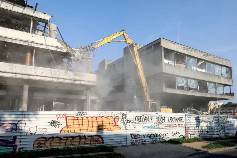 Stara, oronula i derutna. Ruši se ruglo od zgrade u Paromlinskoj ulici u Zagrebu
