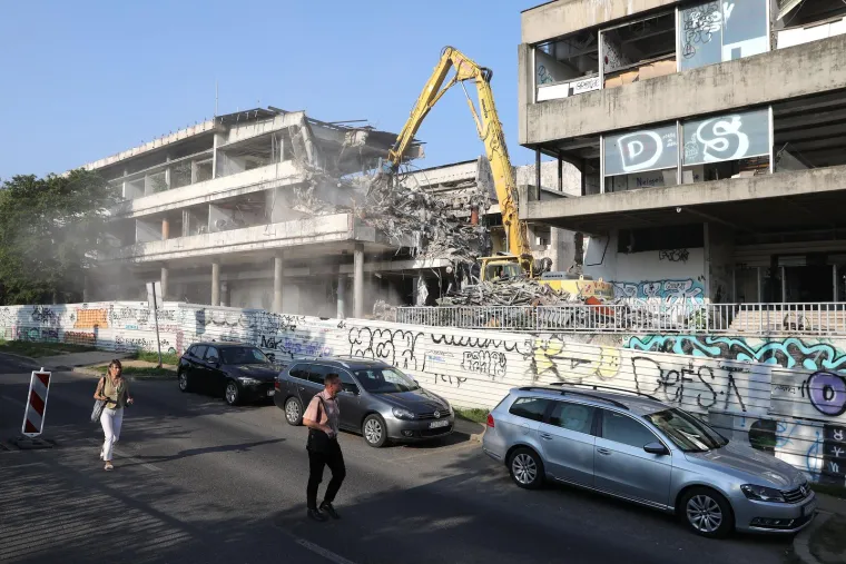 Stara, oronula i derutna. Ruši se ruglo od zgrade u Paromlinskoj ulici u Zagrebu