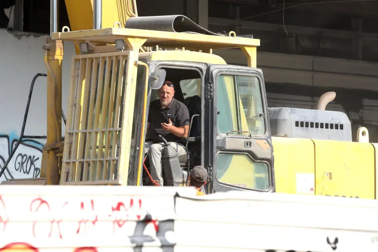 Bageri krenuli u akciju u središtu Zagreba: Pogledajte kako ruše ruglo u kojem je nekad bila Zagrebačka banka