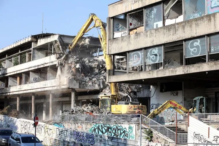Bageri krenuli u akciju u središtu Zagreba: Pogledajte kako ruše ruglo u kojem je nekad bila Zagrebačka banka
