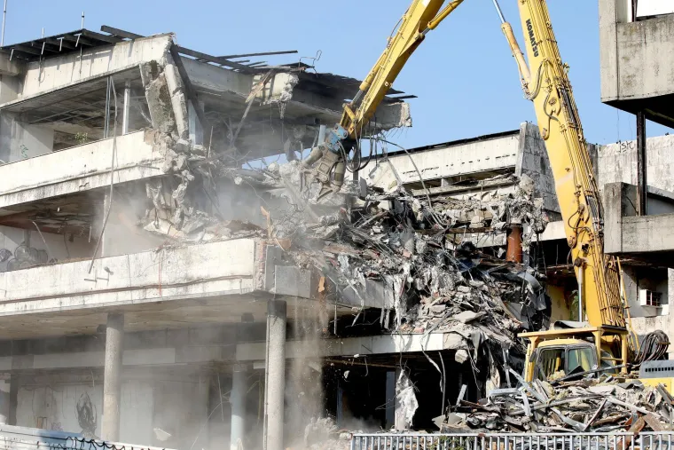 Bageri krenuli u akciju u središtu Zagreba: Pogledajte kako ruše ruglo u kojem je nekad bila Zagrebačka banka