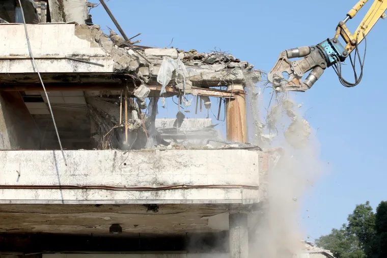 Bageri krenuli u akciju u središtu Zagreba: Pogledajte kako ruše ruglo u kojem je nekad bila Zagrebačka banka