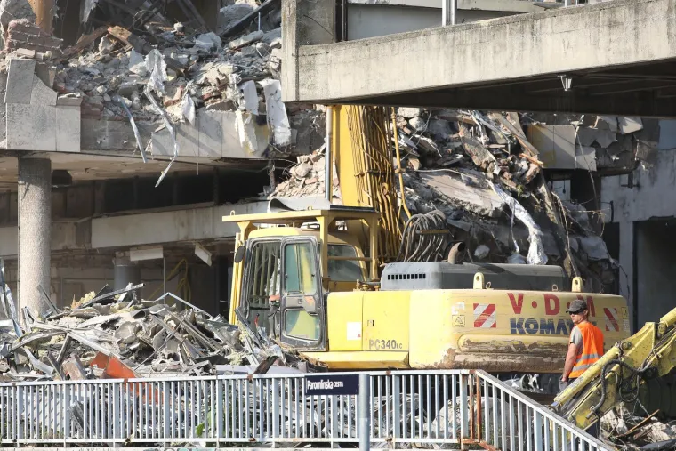 Bageri krenuli u akciju u središtu Zagreba: Pogledajte kako ruše ruglo u kojem je nekad bila Zagrebačka banka